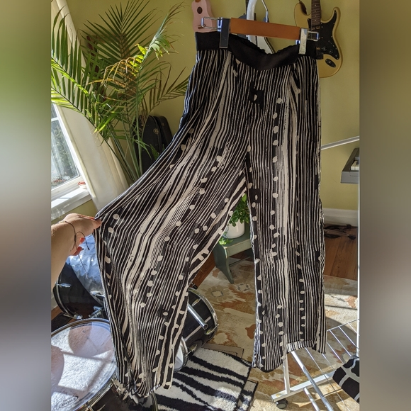 Black and white pants with funky design - Picture 1 of 3